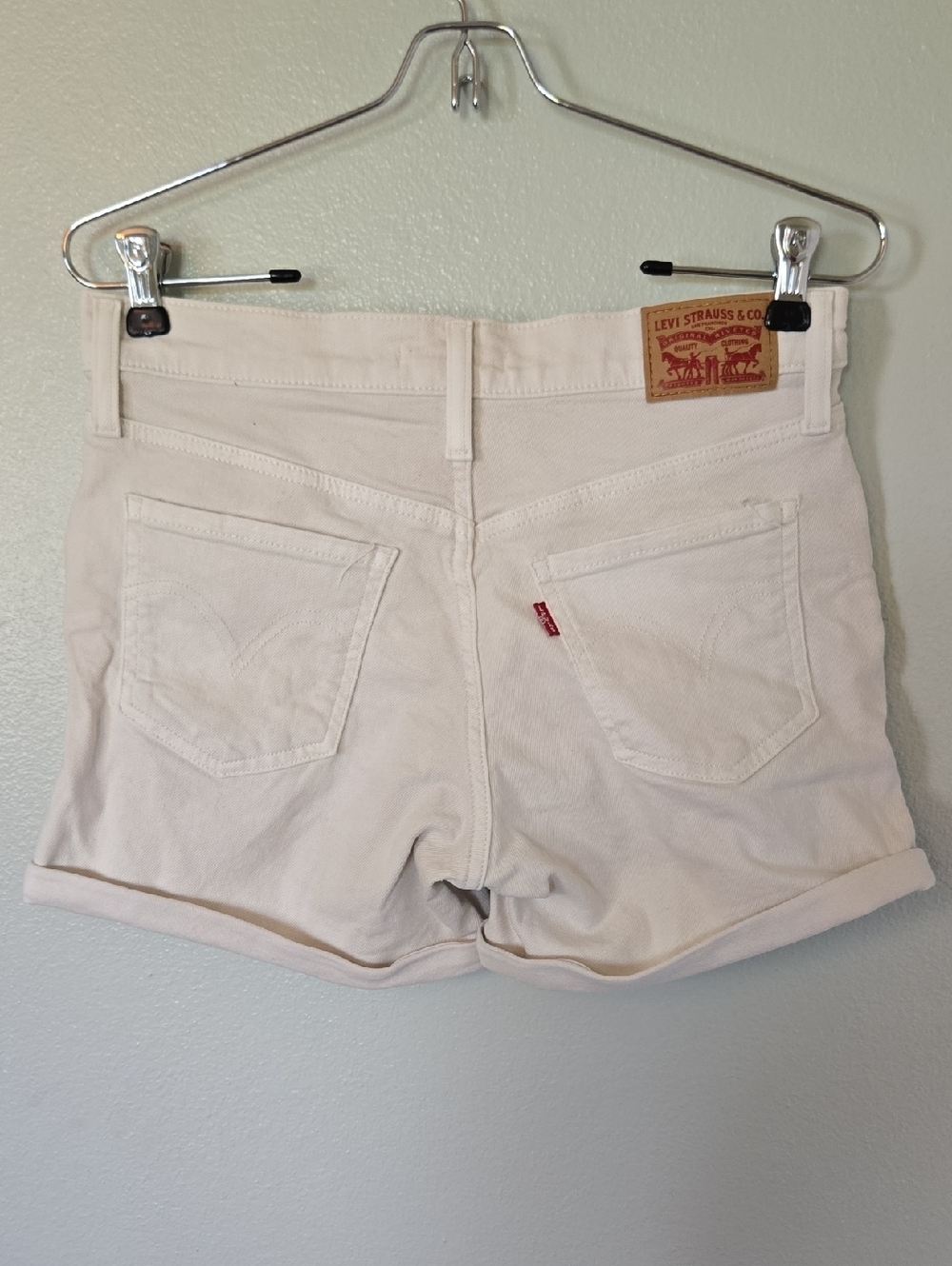 Levi's | Off White Cuffed 4" Denim Shorts Size 27 - Picture 2 of 10